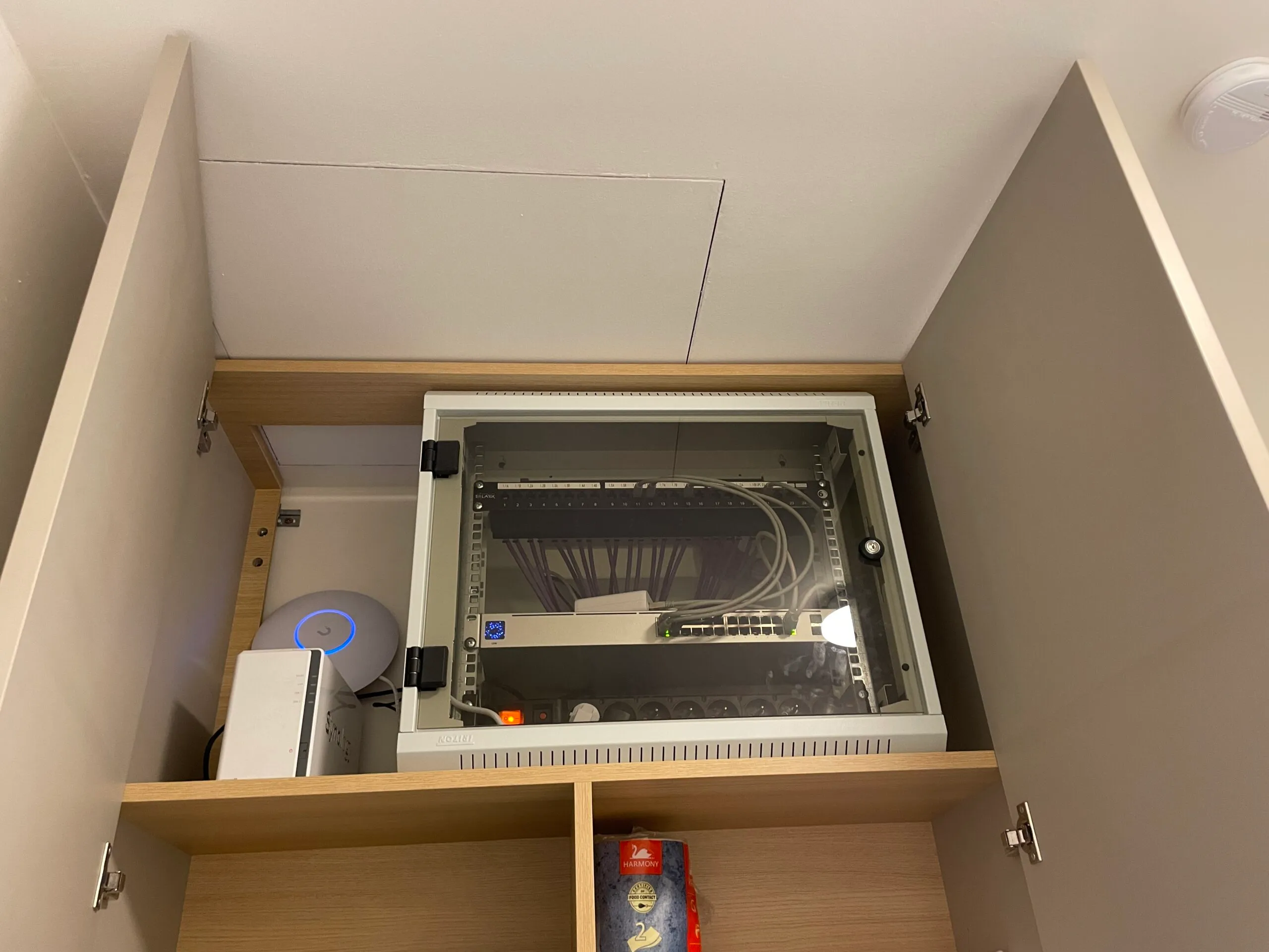 Detail zapojení síťových prvků v serverovně